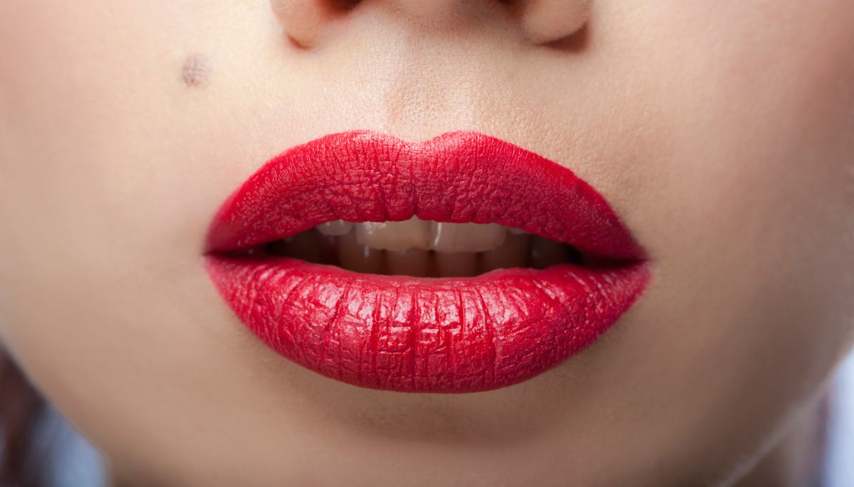 L’arte di applicare il rossetto rosso