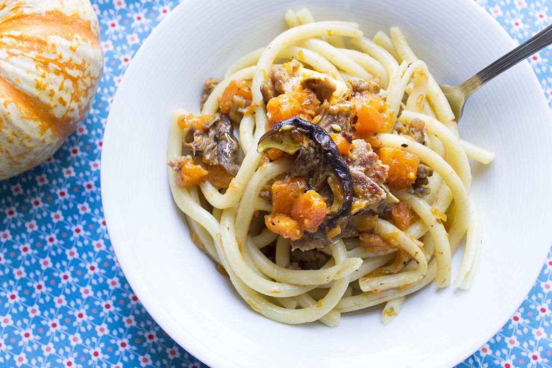 Maccheroni con ragù di zucca, salsiccia e funghi