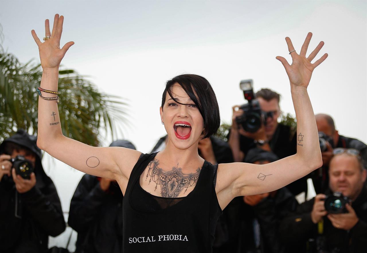 Ricca grassa e fascista: gli insulti di Asia Argento e i commenti dei suoi fan invadono Instagram ma il post, scompare magicamente