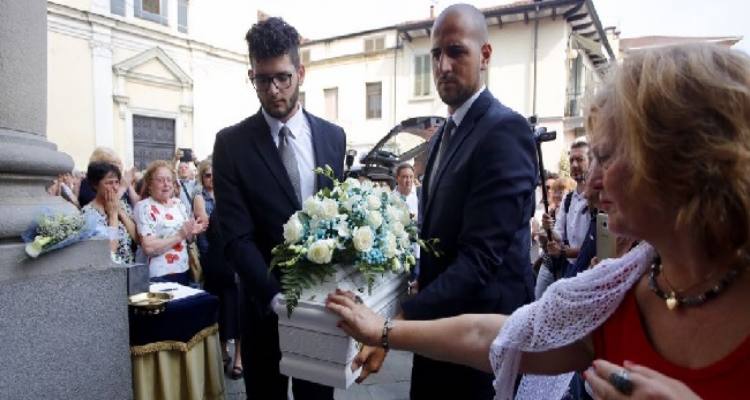 Neonato gettato dal balcone a Settimo Torinese, finalmente la verità