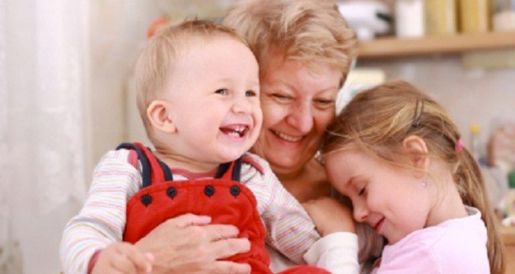 Nonna materna e nonna paterna: cosa pensa la scienza