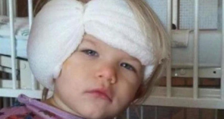 La bambina si sveglia dopo l’intervento e scopre cosa ha fatto il medico