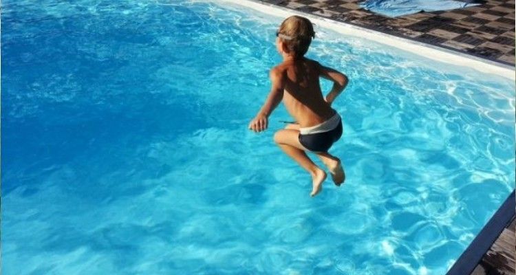 Bagno al mare o in piscina: qual è l’ora giusta per tuffarsi dopo mangiato?