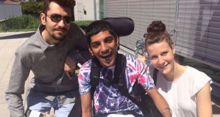 Durante l’orale della maturità, prestano la voce al compagno disabile