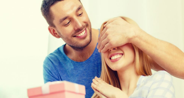 3 ragioni che nessuno immagina e per le quali, il papà dovrebbe fare un regalo alla mamma