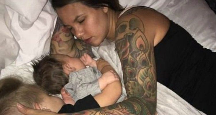 Scatta una foto alla sua compagna mentre dorme con i suoi figli