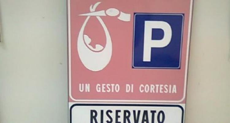 E’ polemica: Pontida, parcheggi rosa riservati solo alle donne etero