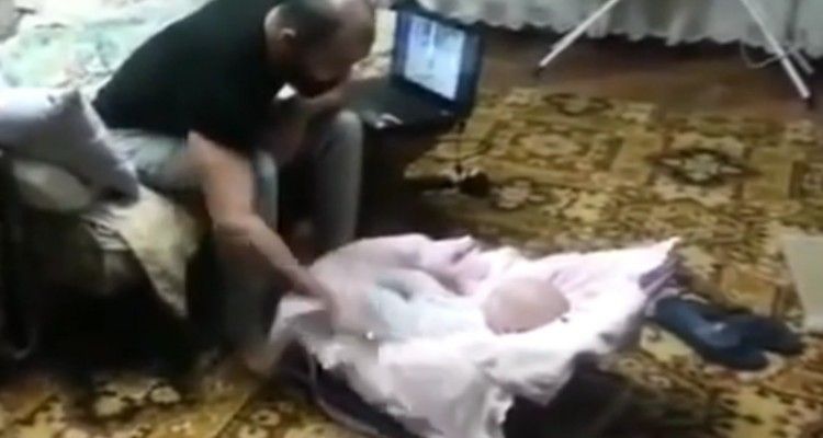 Gatto protegge il neonato dalle botte di suo padre (VIDEO)