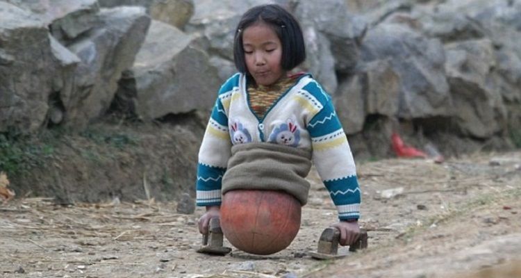 La bambina della palla da basket oggi è una ragazza ed è un’atleta