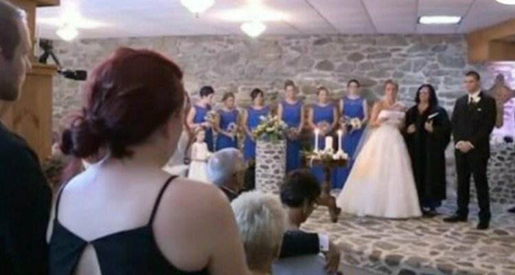 Sposa l’uomo dei suoi sogni, ma al matrimonio c’è anche la sua ex moglie e suo figlio, così…