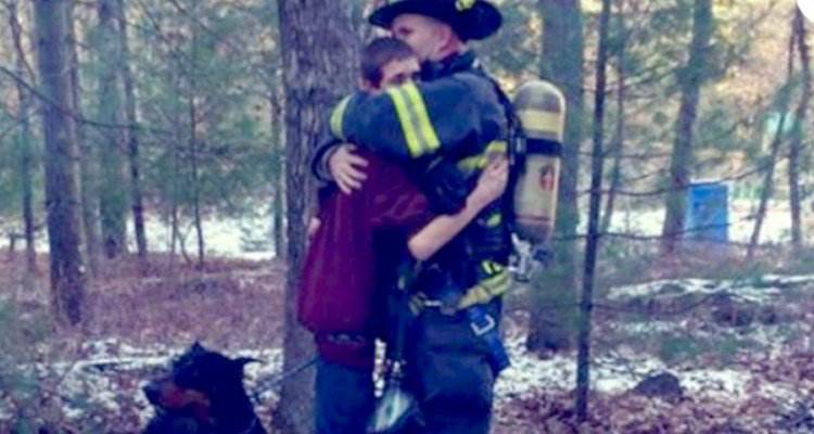 Il pompiere abbraccia suo figlio dopo la chiamata di una casa andata a fuoco