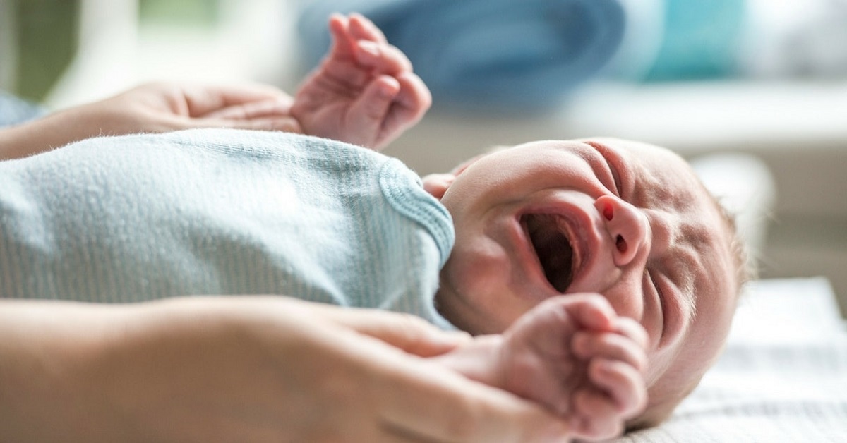 Viene svegliata dalle grida della sua bambina di 7 settimane e quando le leva il pannolino…