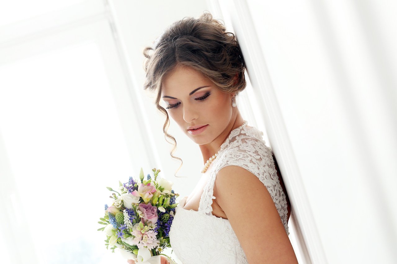 Acconciature sposa con i capelli corti (mossi o lisci)