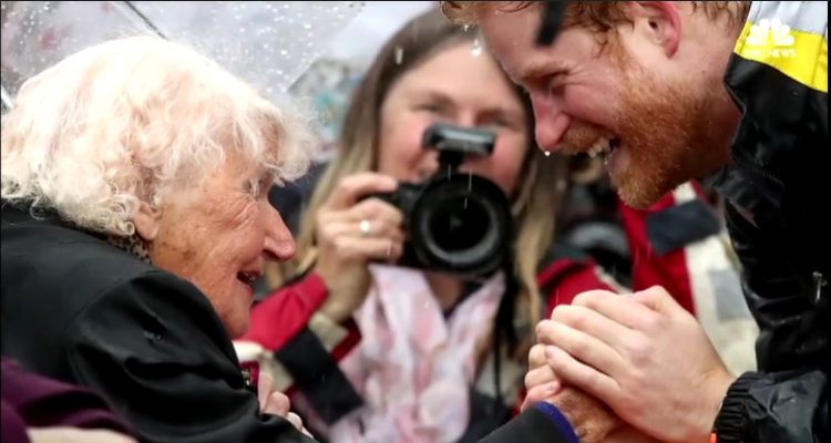 Il principe Harry riconosce la fan di 97 anni che ha aspettato per ore sotto la pioggia