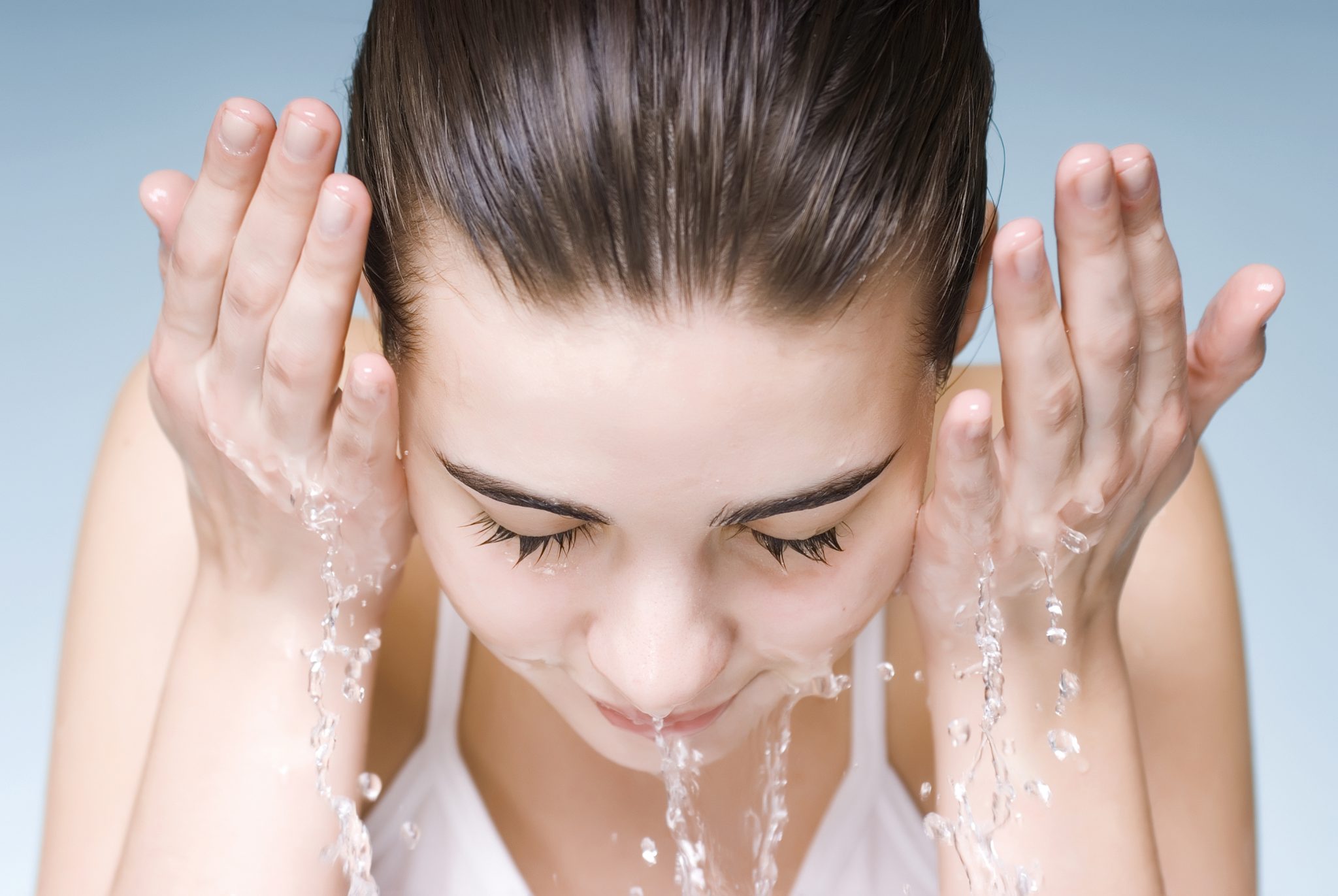 Perché dovresti lavare il viso con acqua frizzante