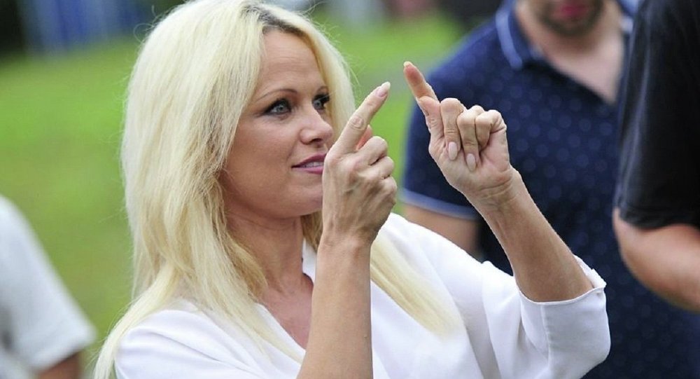 Pamela Anderson, ambasciatrice di Peta, a Prada: basta usare pellicce