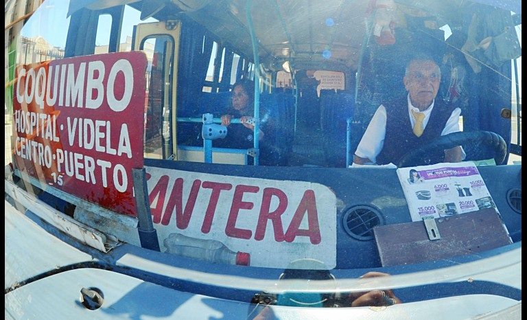 Autista va al lavoro con la moglie malata di Alzheimer