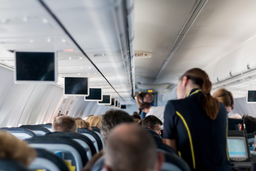 Cosa non dobbiamo indossare prima di viaggiare in aereo