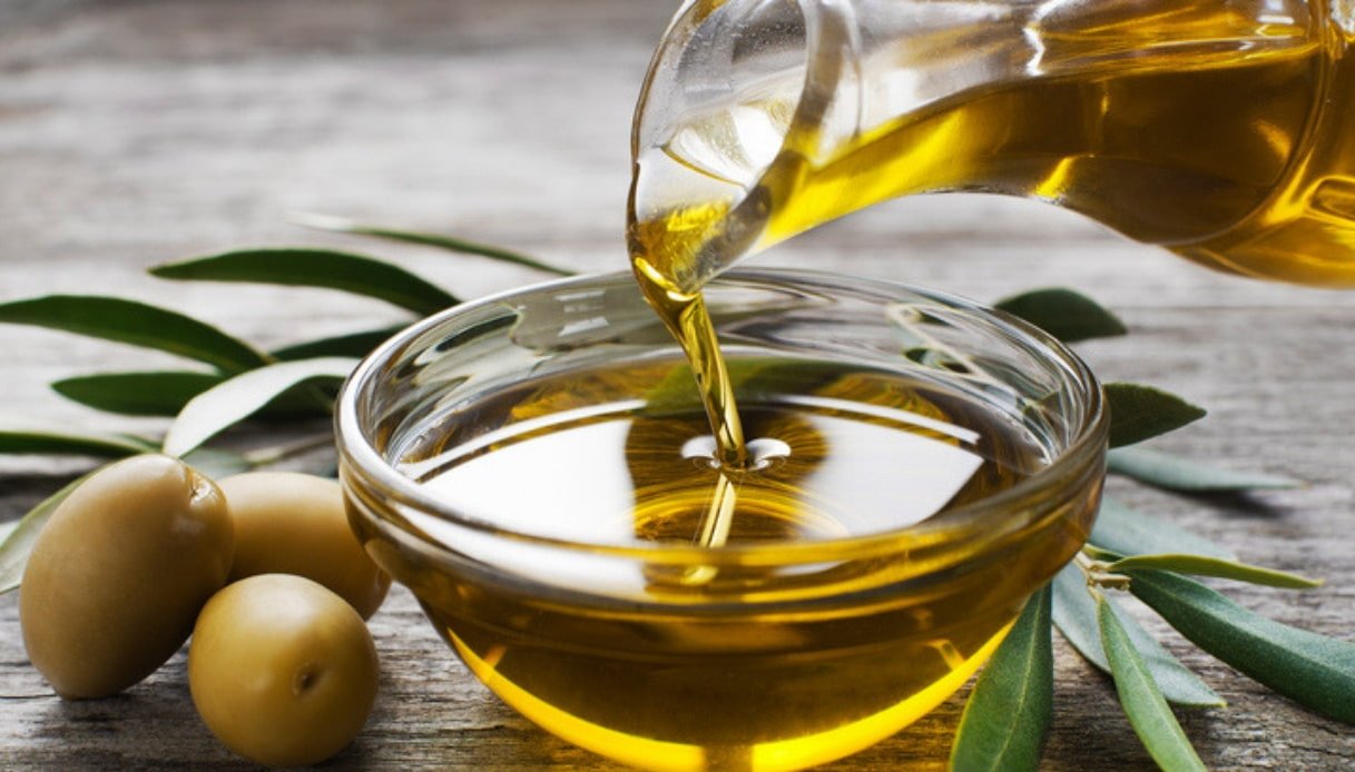 Olio d’oliva, tutti gli usi inaspettati per bellezza e salute