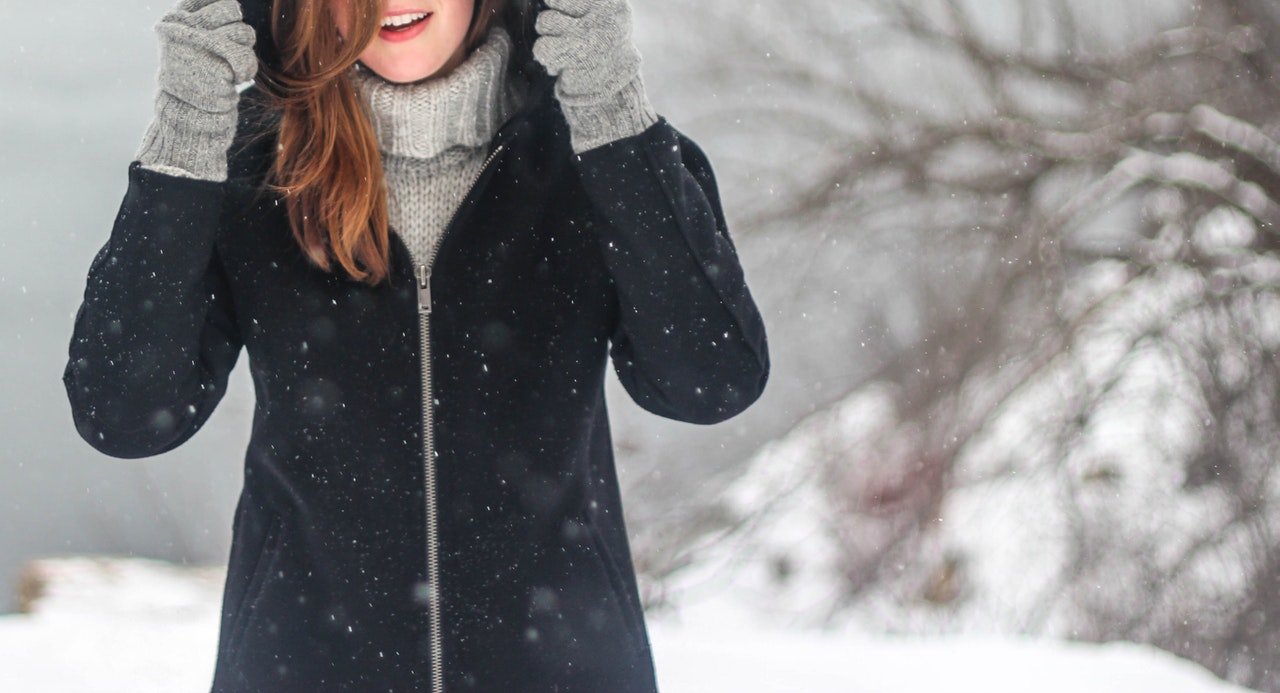 Come indossare il cappotto nero, senza essere scontate