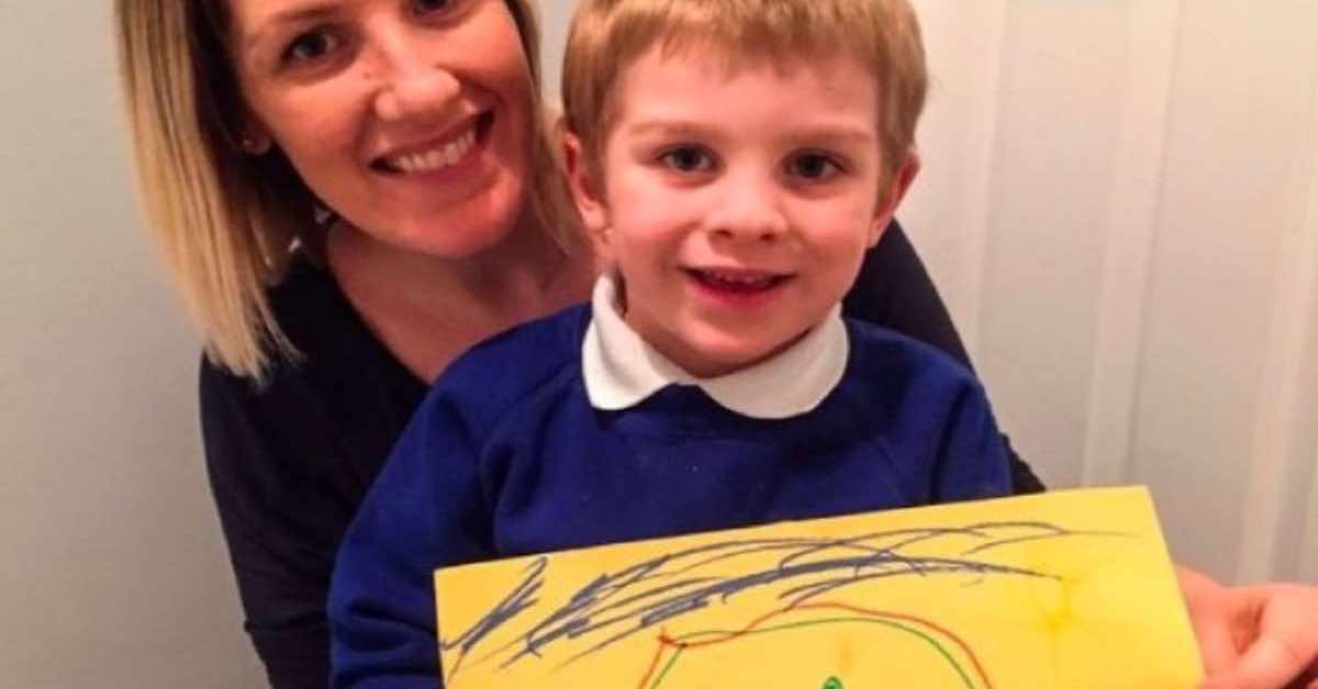 Il bambino rivela un dettaglio intimo di sua mamma grazie ad un disegno