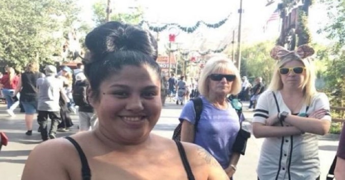 Mamma allatta il figlio a Disneyland e risponde così a chi l’ha offesa