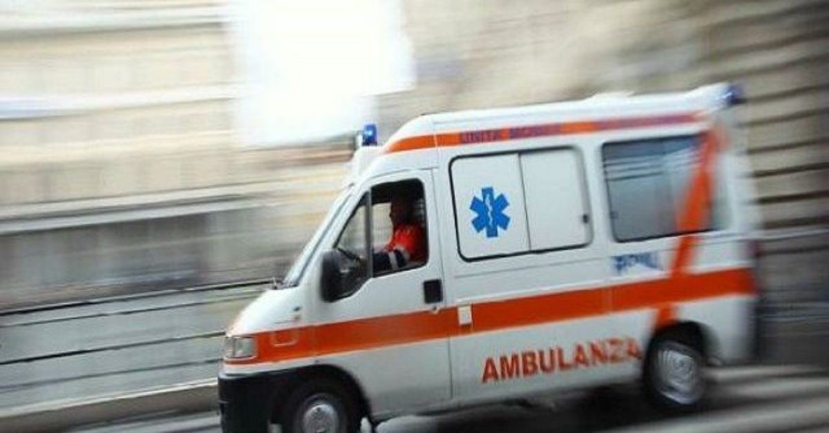 Infermiere che passava di lì per caso salva un bambino dal soffocamento