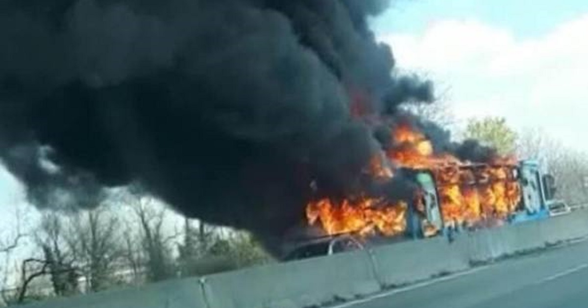 Milano, autobus con 51 bambini a bordo in fiamme