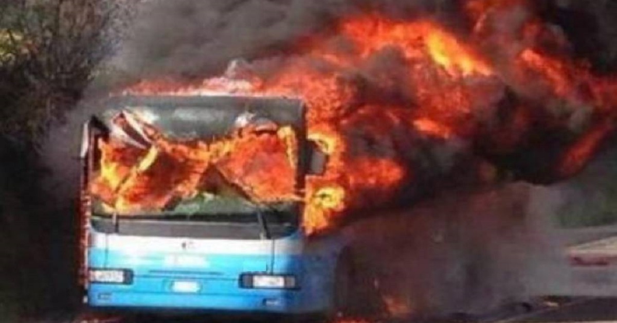 Milano bus scolaresca in fiamme