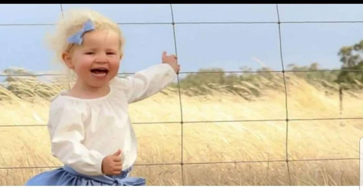 Scatta una foto a sua figlia, mentre aspetta i suoi fratellini che tornano da scuola