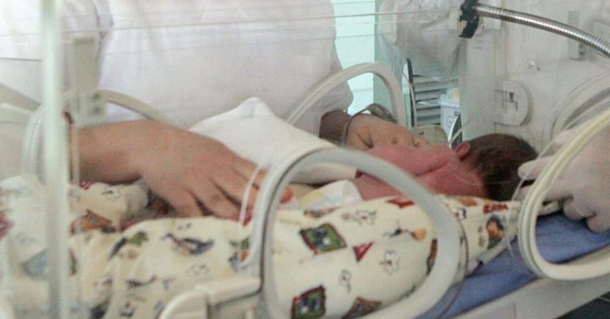 Neonato abbandonato tra i cassonetti, è caccia alla mamma