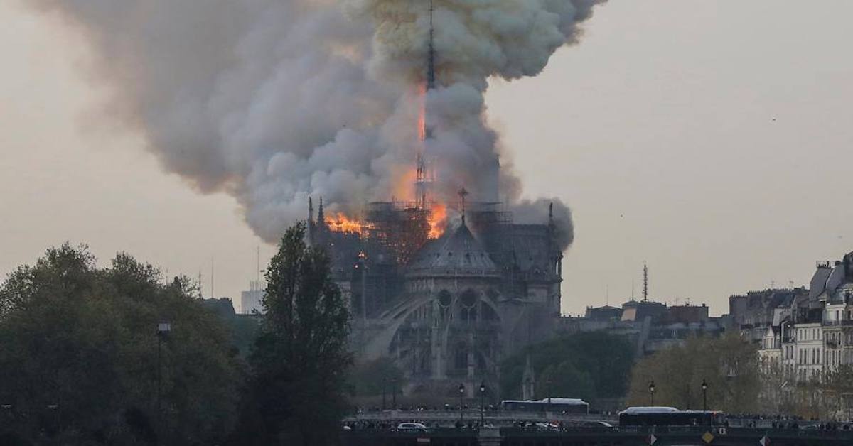 Notre Dame, Parigi: il crollo della guglia in video