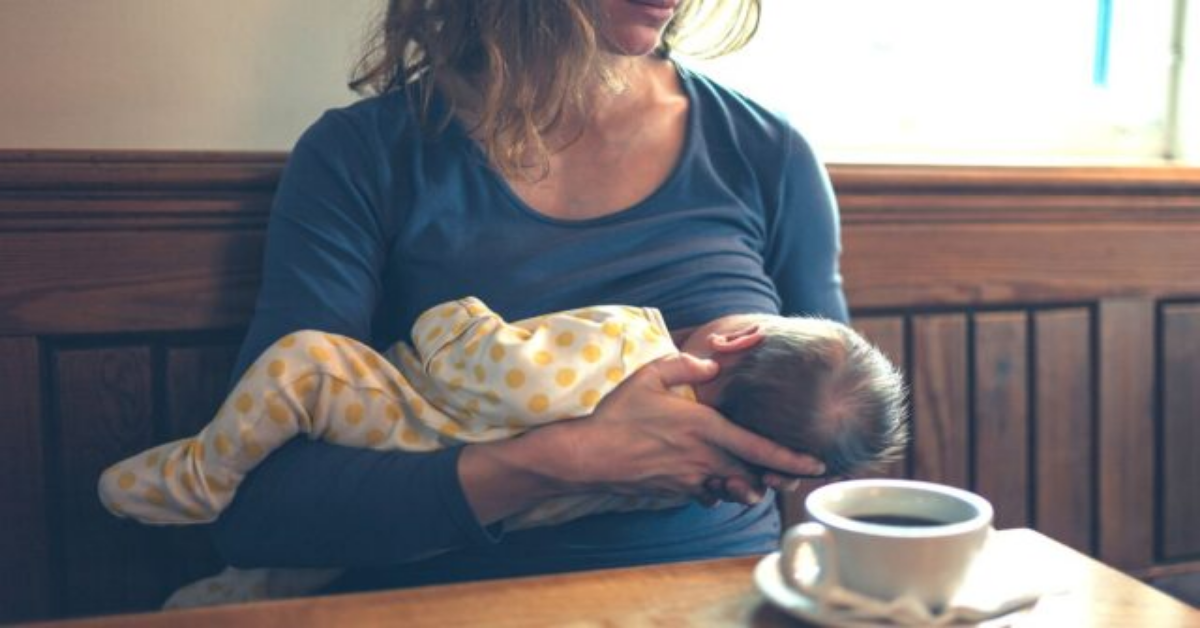 Treviso: mamma insultata perché stava allattando il suo bambino in un bar