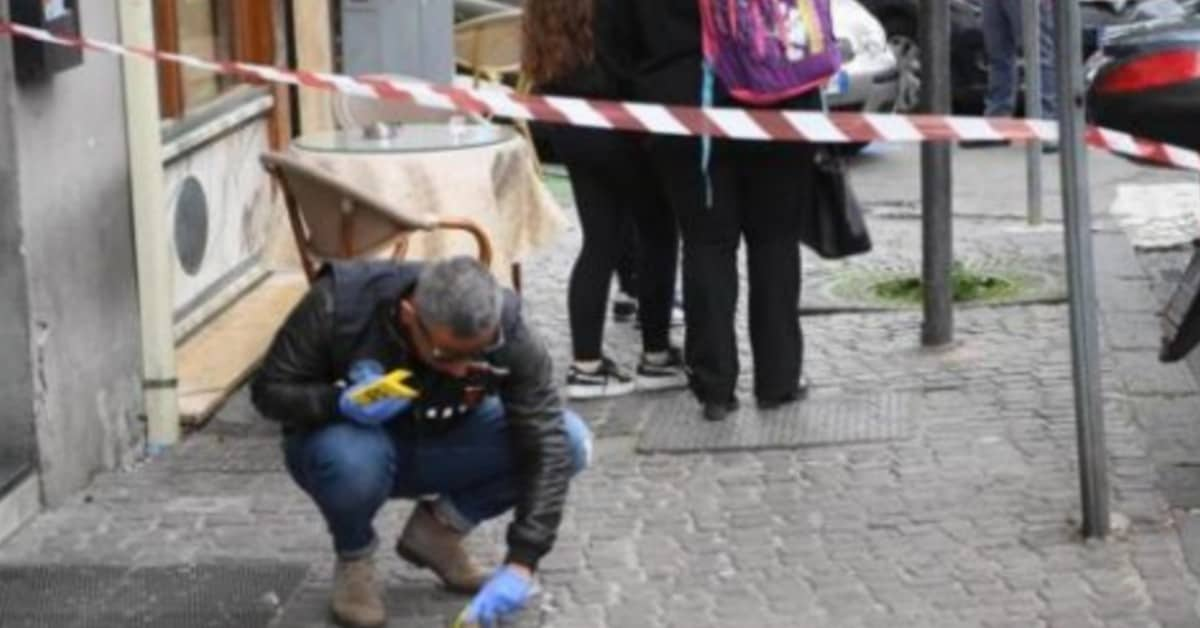 Napoli sparatoria in piazza: colpita una bambina di quattro anni.