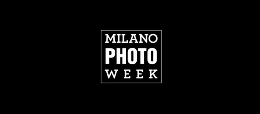 Milano Photo Week 2019, terza edizione di un evento che dal 3 al 9 giugno richiamerà nella città meneghina tantissimi appassionati di fotografia. Il programma è ricco di eventi e di mostre da non perdere: saranno più di 150 gli appuntamenti che fanno parte di un calendario che comprende anche visite guidate, film e laboratori. Per tutti quanti. La manifestazione, promossa e coordinata dal Comune di Milano – Assessorato alla Cultura, vuole essere un modo per avvicinarsi alla fotografia, arte ing rado di raccontare e interpretare il mondo. Quel mondo che dobbiamo salvare dai cambiamenti climatici. E non è un caso che uno dei progetti dell'evento 2019 riguardi proprio questo: Il mare che vorrei è un percorso fotografico che permetterà a tutti di scoprire quanto è importante che i nostri mari siano in salute. Milano A/R è un altro progetto cher acconta con 24 fotografie, 12 post e 12 storie 60 anni di storia del capoluogo lombardo. E ancora, da non perdere il Realpolitik Masquerade Party, organizzato con BASE, Cesura e Music Innovation Hub, la festa dell'evento che per la notte di sabato unirà fotografia e musica live.