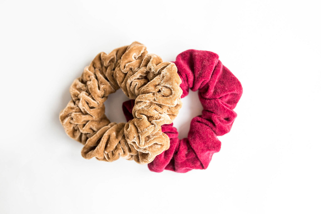 Scrunchies giganti sui capelli, la nuova moda vista su Instagram