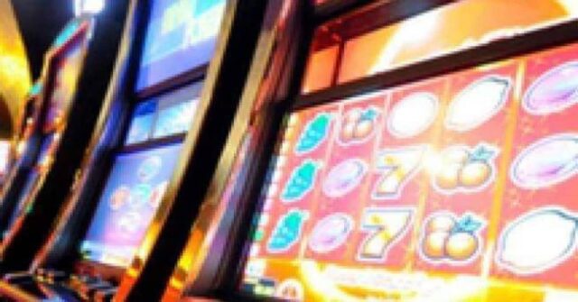 bambino-sale-sul-tetto-salvato-dagli-agenti-perché-era-solo-in-casa-ed-il-padre-era-uscito-a-giocare-alle-slot-machine