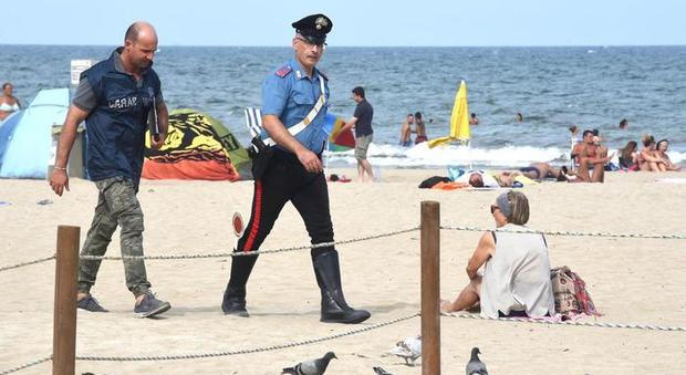 trovato-il-responsabile-che-ha-lanciato-il-cassonetto-il-spiaggia 2