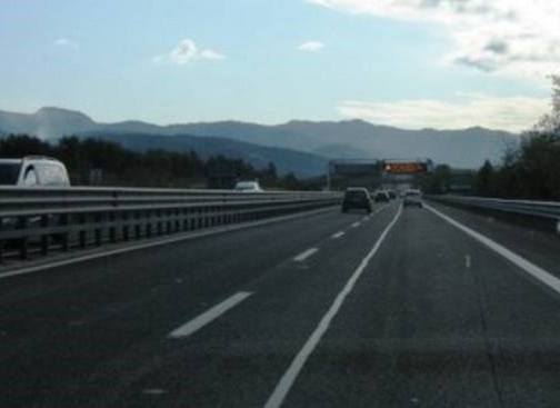 Caserta-papà-abbandona-moglie-e-figli-in-autostrada 2