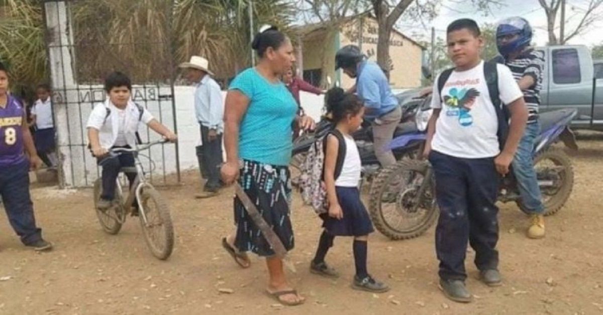 Prende il suo machete e accompagna suo figlio a scuola