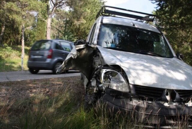 infermiera stremata è uscita di strada