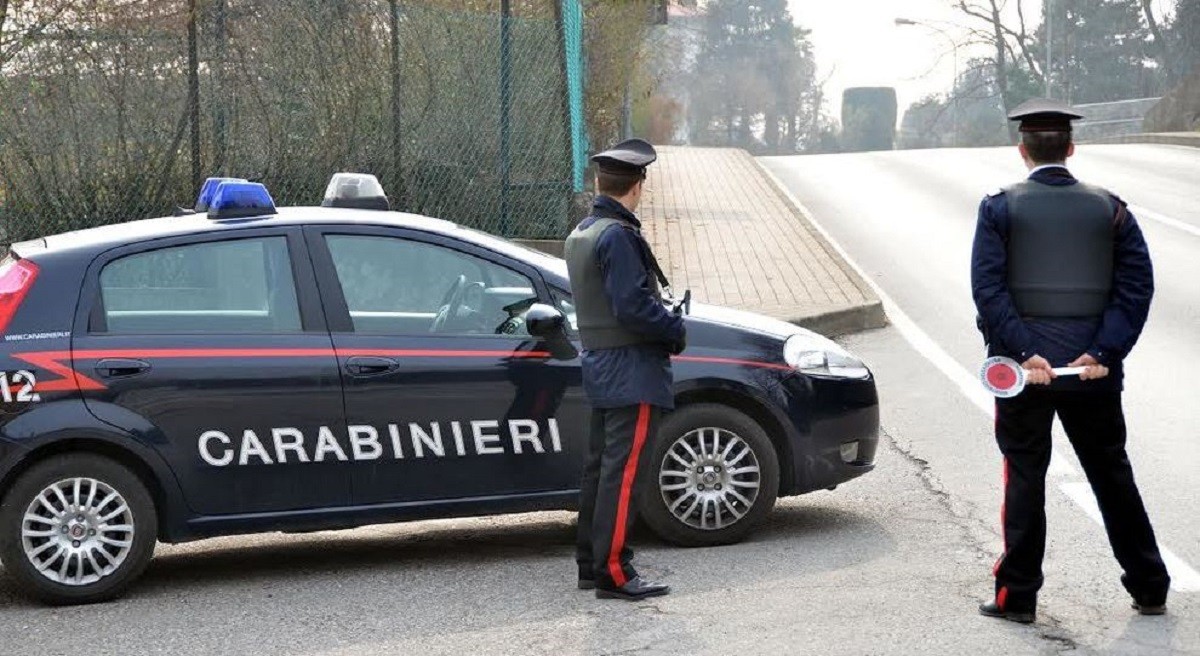 carabinieri macchina