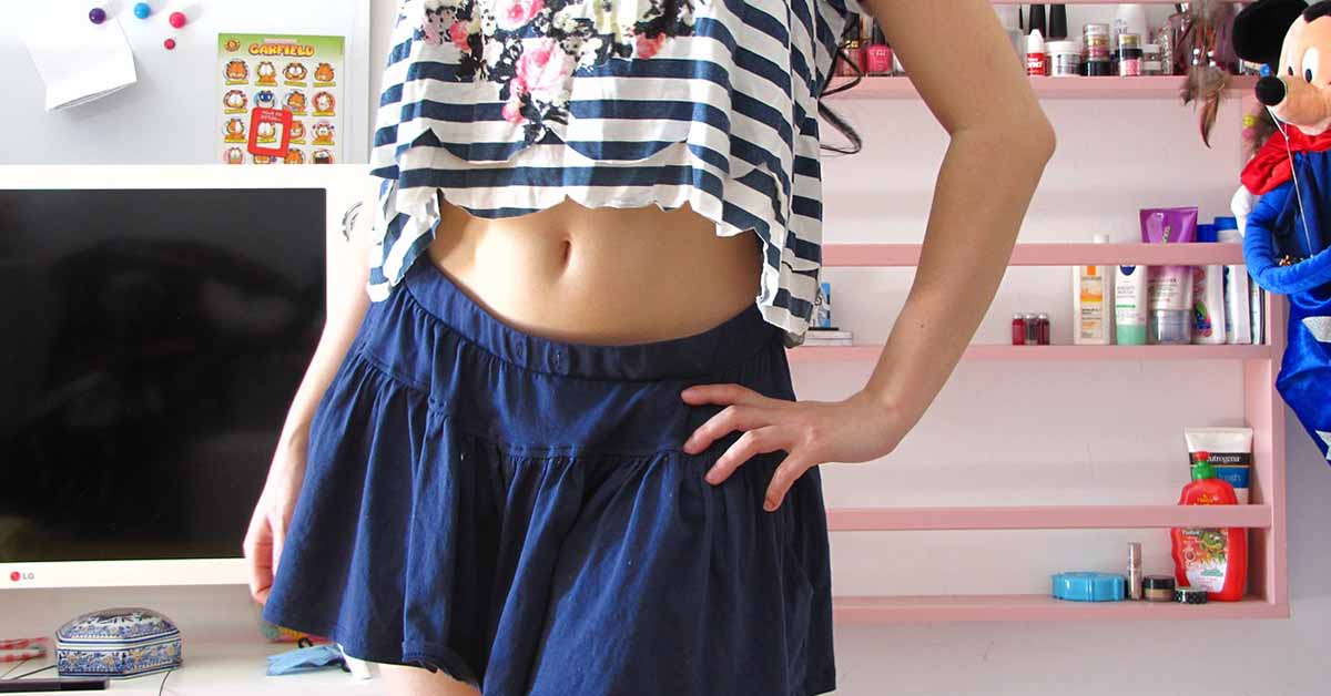 Short o minigonna? Le regole essenziali per scegliere con stile Short o minigonna? Cosa scegliere per i look estivi, sbarazzini e casual? Vanno bene entrambi, e a qualsiasi età. Si sposano infatti con ogni fisico, anche quello più formoso, l’importante è saper scegliere attentamente il modello giusto.  In questo articolo proviamo a rispondere all’eterno dilemma: Short o minigonna? Le regole per scegliere. Short e minigonna, come scegliere Pantaloni e gonne sopra il ginocchio hanno sempre il loro fascino, a ogni età. Soprattutto quando l’estate arriva e si vogliono sostituire, almeno per un giorno, quei vestiti svolazzanti e oversize che tanto ci piace indossare. E non abbiate paura di osare, nell’accorciare le dimensioni. Più dei centimetri, è il buon gusto a fare la differenza. La lunghezza sopra il ginocchio infatti, se si opta per il giusto modello, dona a chiunque e se avete delle belle gambe potete osare ancora un po’ di più. Lasciatevi tentare da minigonne e short che abbiamo la lunghezza di un palmo sopra il ginocchio. Abbinatele poi a bluse, t shirt o camicie dal taglio molto classico. Le gonne a tubo solo le più facili da portare, ma se state cercando di dare al vostro outfit un carattere frizzante e sprintoso scegliete gonne a corolla o con piccole balze. Se optate per un abbinamento sobrio sulla parte superiore, potete anche scegliere gonne dai tessuti particolari. Con gonne e shorts è possibile abbinare anche le scarpe con i tacchi, a patto che, vista la lunghezza ridotta, si tratti di décolleté classiche e tradizionali, potete giocare sui colori però. Se invece volete un outfit da giorno, che sia leggero e ironico, scegliete scarpe basse, sneakers o sandali sono la scelta migliore per i look da giorno. Qualsiasi sia la vostra scelta, ricordatevi di indossare capi d’abbigliamento che rispettino la vostra personalità. Però fateci sapere, siamo curiosissime di sapere se preferite le gonne o i pantaloncini.