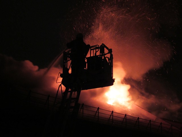 Pompieri spengono l'incendio