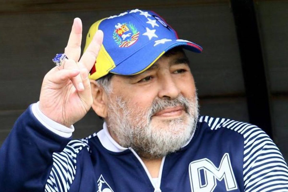 Diego Maradona fa il segno di pace