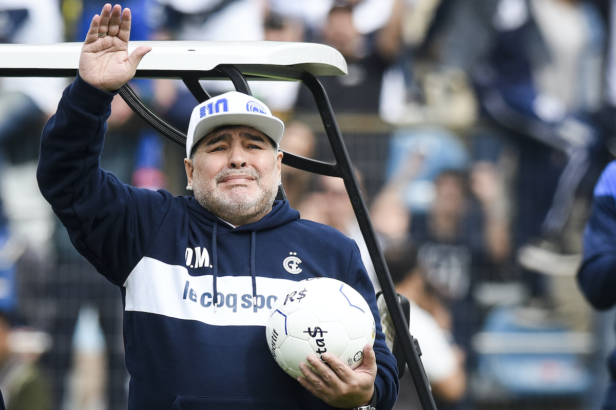 Diego Maradona saluta in campo