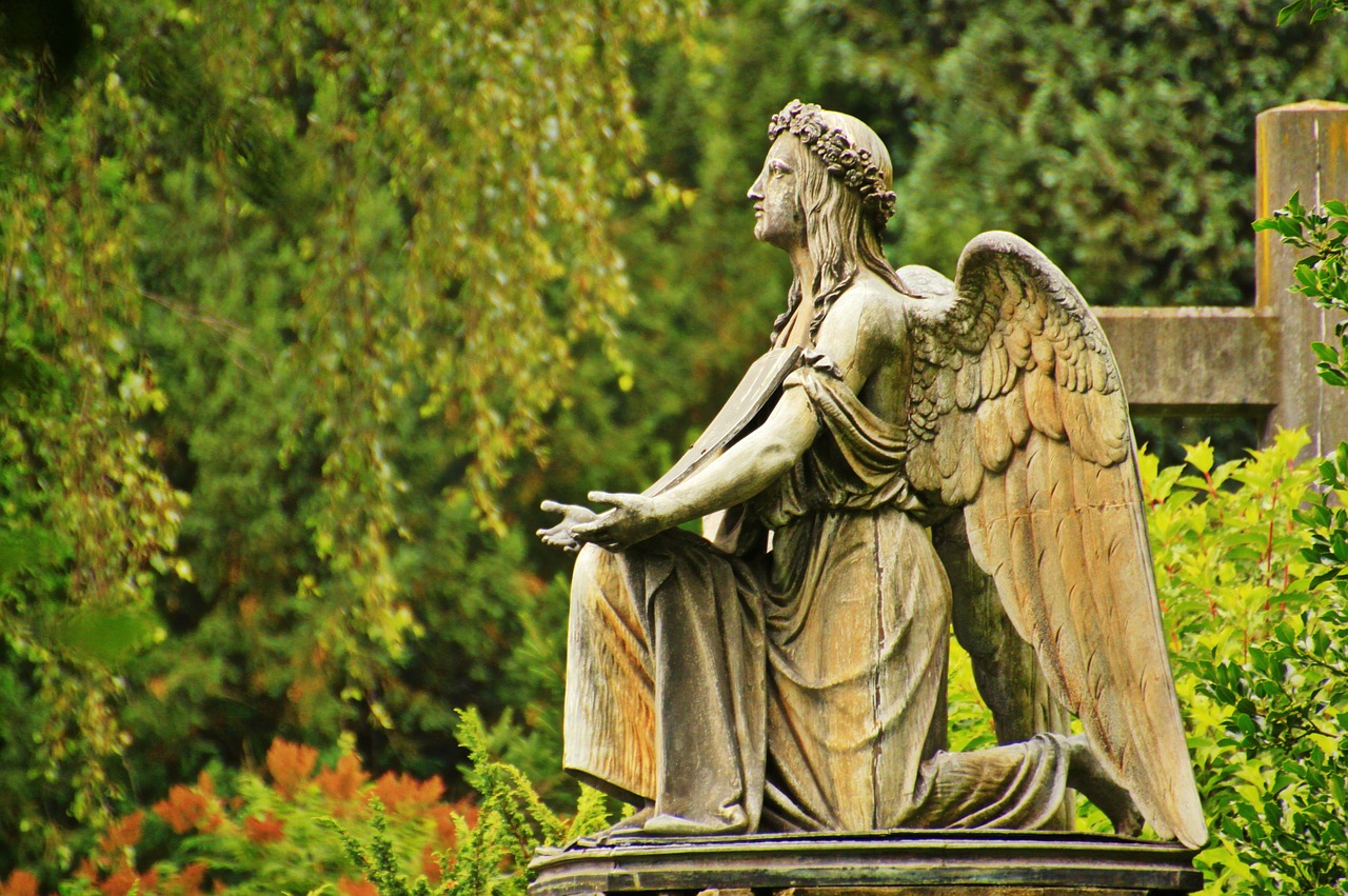 Cimitero, statua di angelo