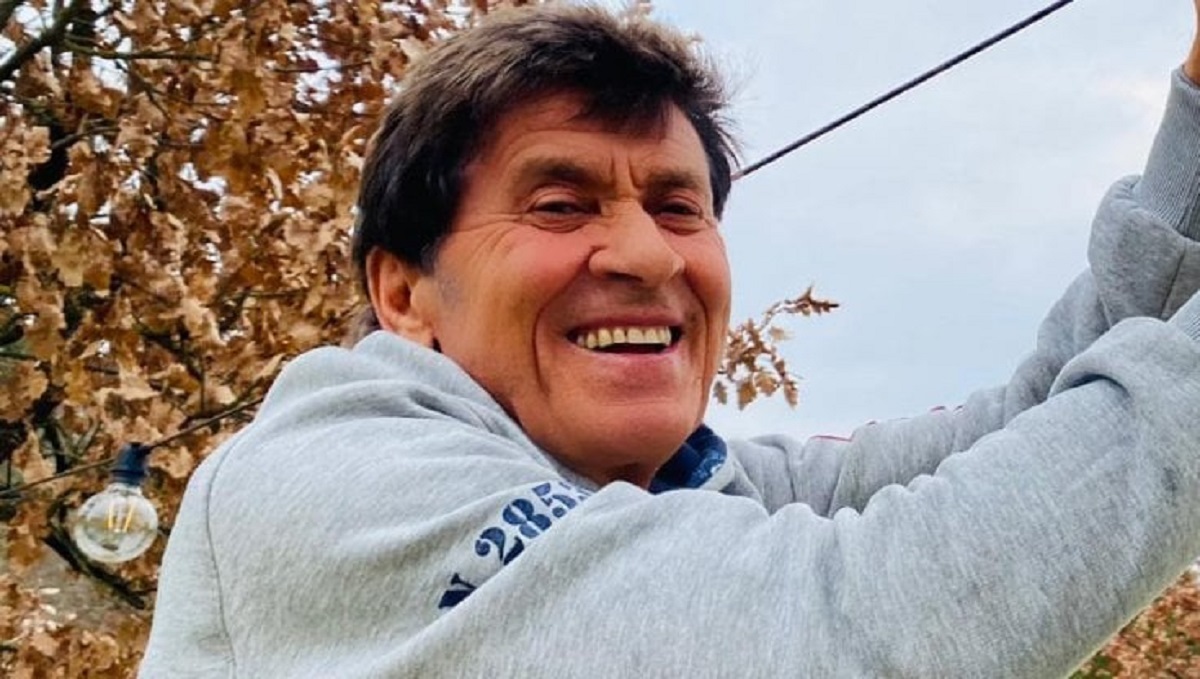 Gianni Morandi torna a suonare la chitarra con la mano ustionata, il video incanta i fan