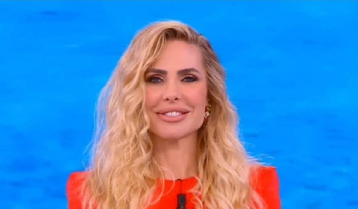 Isola dei Famosi, tutto sul look rosso fuoco di Ilary Blasi