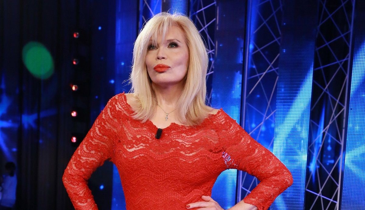 A 81 anni Amanda Lear sembra aver trovato un nuovo amore: ora si cerca di risalire all’identità del presunto toy boy della showgirl